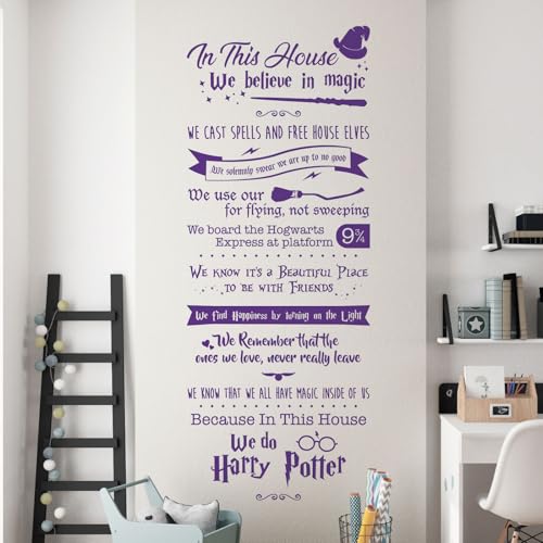 Wandtattoo mit Zitat  In this House we believe in Magic , Violett