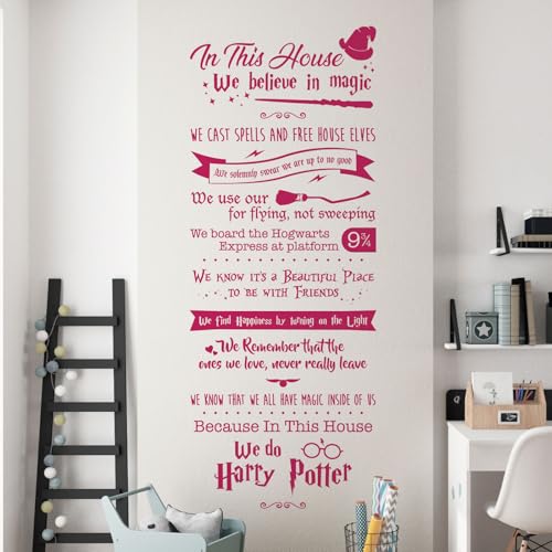Wandtattoo  In this House We believe in Magic...  – Zauberer-Home-Zitat [Magenta]