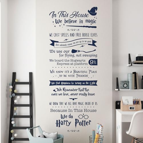 Wandtattoo mit Zitat  In this House we believe in Magic , Kobaltblau