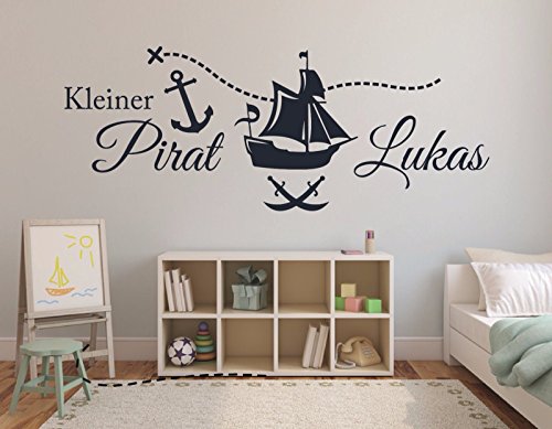 tjapalo® 90x35cm pkm69 Wandtattoo kleiner Pirat Wandtattoo Piratenschiff Kinderzimmer Junge Baby Babyzimmer Geburt Wandaufkleber mit Namen