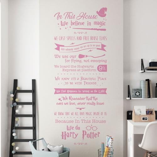 Wandtattoo mit Zitat  In this House we believe in Magic , Pink