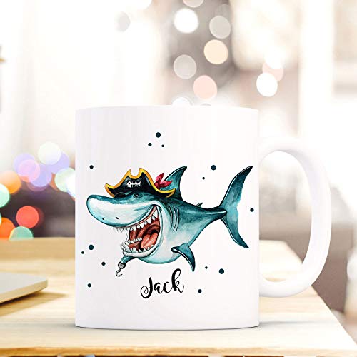 ilka parey wandtattoo-welt Tasse Becher mit Hai Haifisch Pirat Geschenk mit Tiermotiv Kaffeetasse Haitasse mit Namen Wunschnamen Kaffeebecher ts773