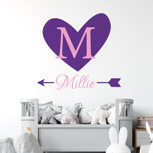 Wandtattoo mit Herz und Pfeil – personalisierbarer Name, Initialbuchstabe, für Kinderzimmer, Schlafzimmer [lila]